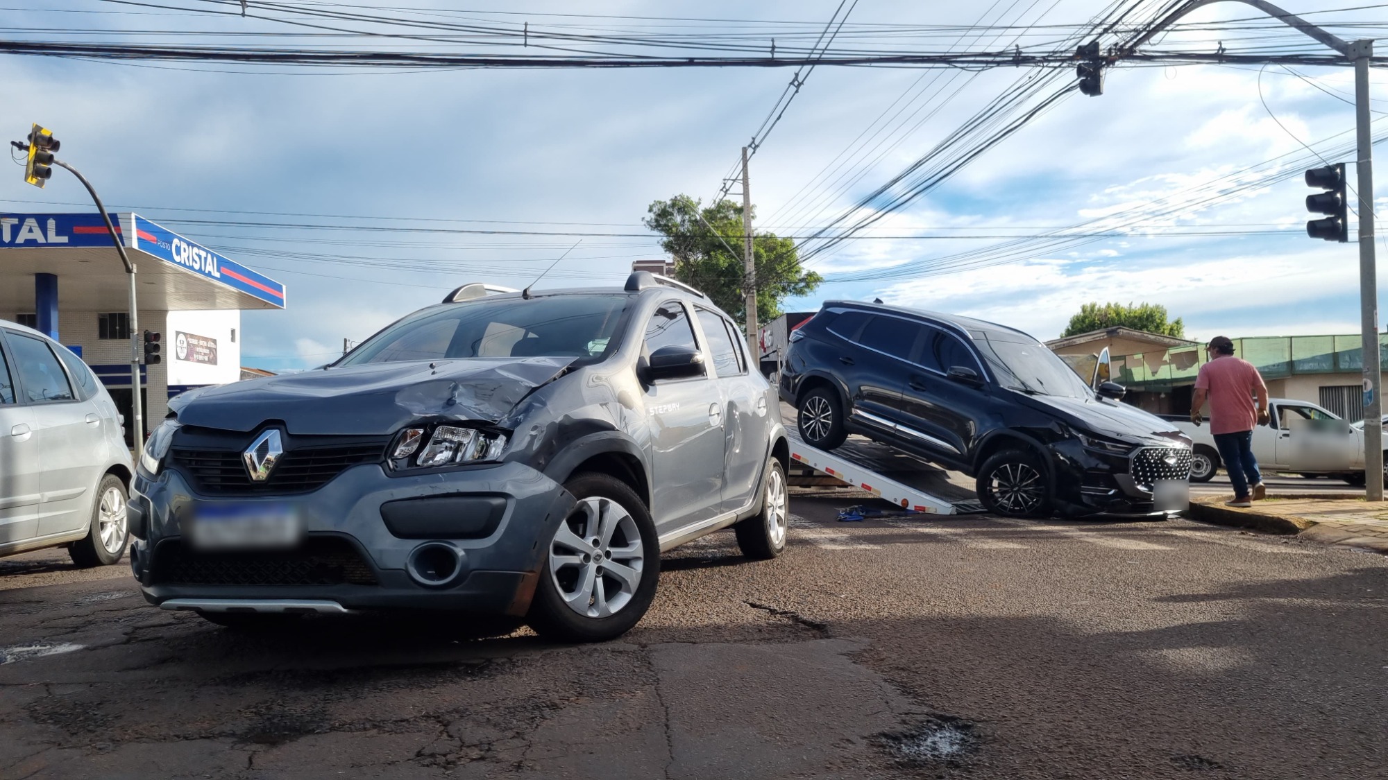 Motoristas saem ilesos após forte acidente no Jardim Cristal Motoristas saem ilesos após forte acidente no Jardim Cristal