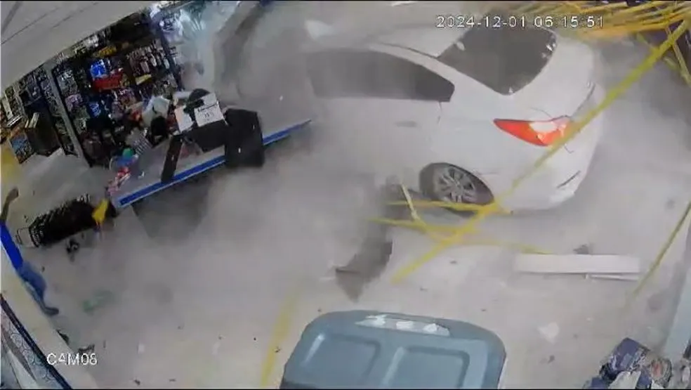 Mulher enfurecida invade distribuidora de bebidas com carro após discussão em Palmas Mulher enfurecida invade distribuidora de bebidas com carro após discussão em Palmas