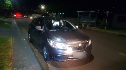 Imagem referente a Veículo Onix é guinchado após ser estacionado em local proibido na Rua Pio XII