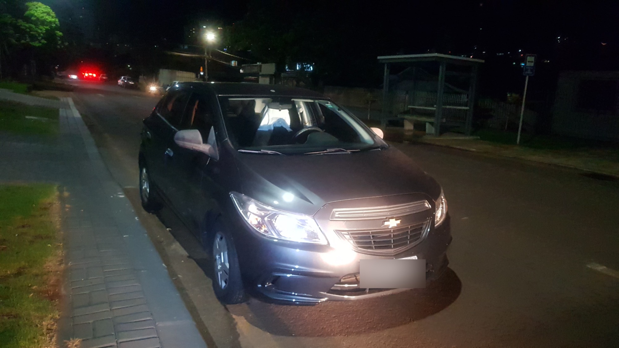 Veículo Onix é guinchado após ser estacionado em local proibido na Rua Pio XII