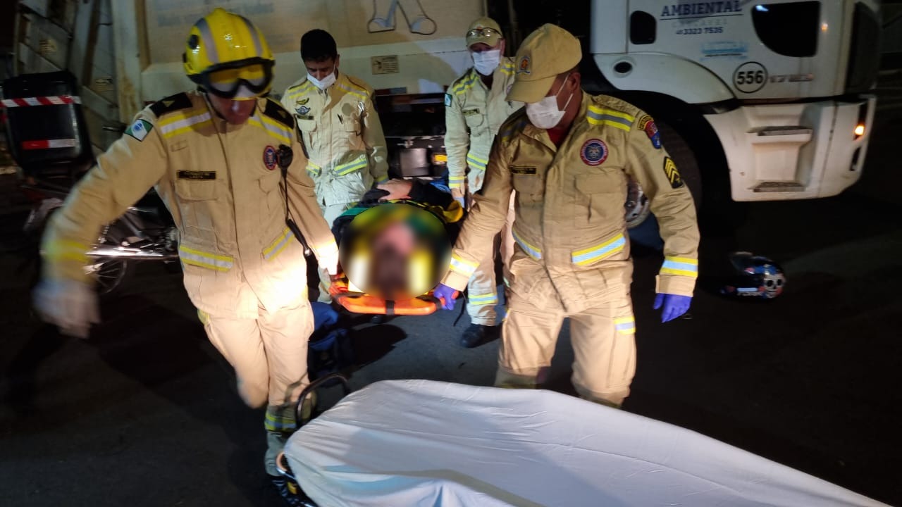 Uma semana após acidente de moto, rapaz fica ferido em colisão com caminhão da coleta de lixo