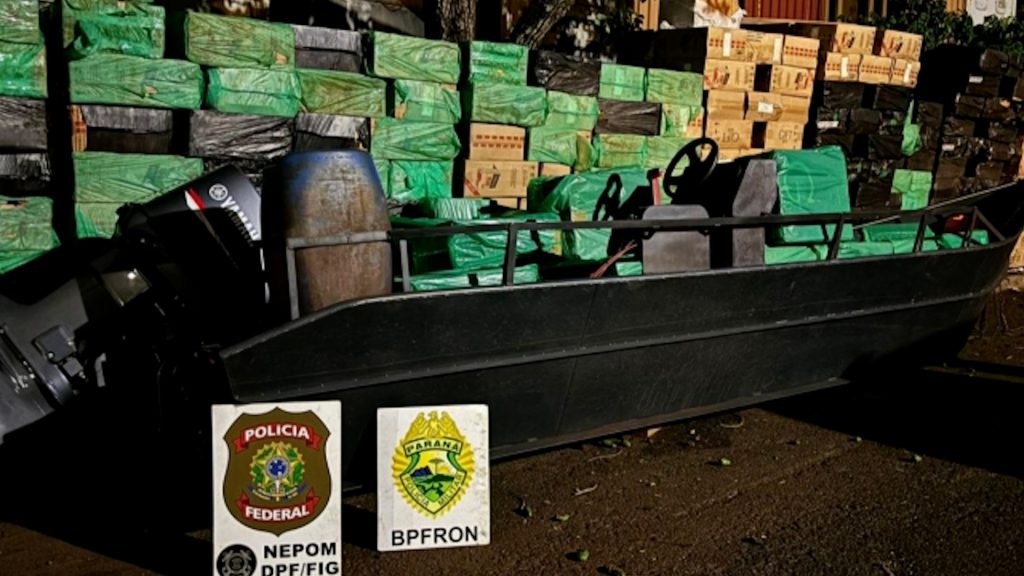 Homem é preso com barco abarrotado de cigarros em Itaipulândia Homem é preso com barco abarrotado de cigarros em Itaipulândia