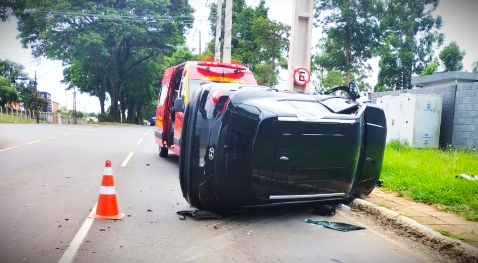 Condutora dorme ao volante, bate contra árvore e capota SUV