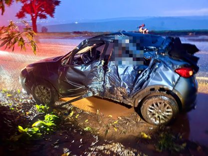 Imagem referente a “Curva do Caixão”: Motorista aquaplana carro, bate em árvore e morre; Mulher e filha sobrevivem