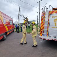 Imagem referente a Motociclista tem fratura no braço após colisão com caminhão às margens da BR-277