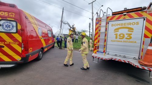 Imagem referente a Motociclista tem fratura no braço após colisão com caminhão às margens da BR-277