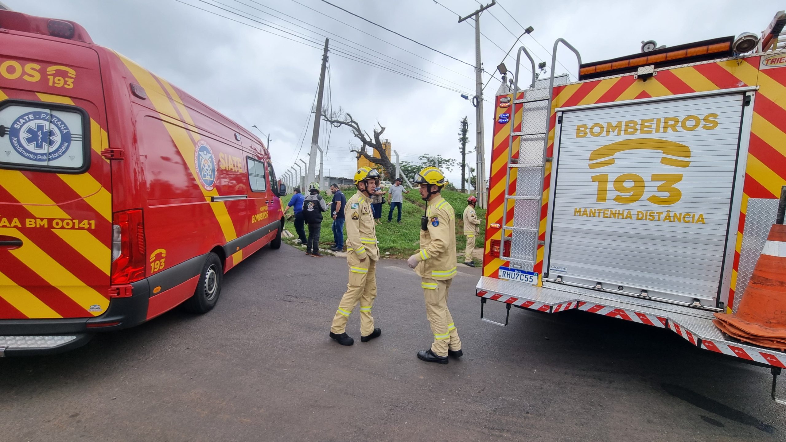 Motociclista tem fratura no braço após colisão com caminhão às margens da BR-277