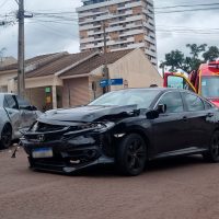 Imagem referente a Camry e Civic se envolvem em forte colisão com vítimas no bairro Claudete