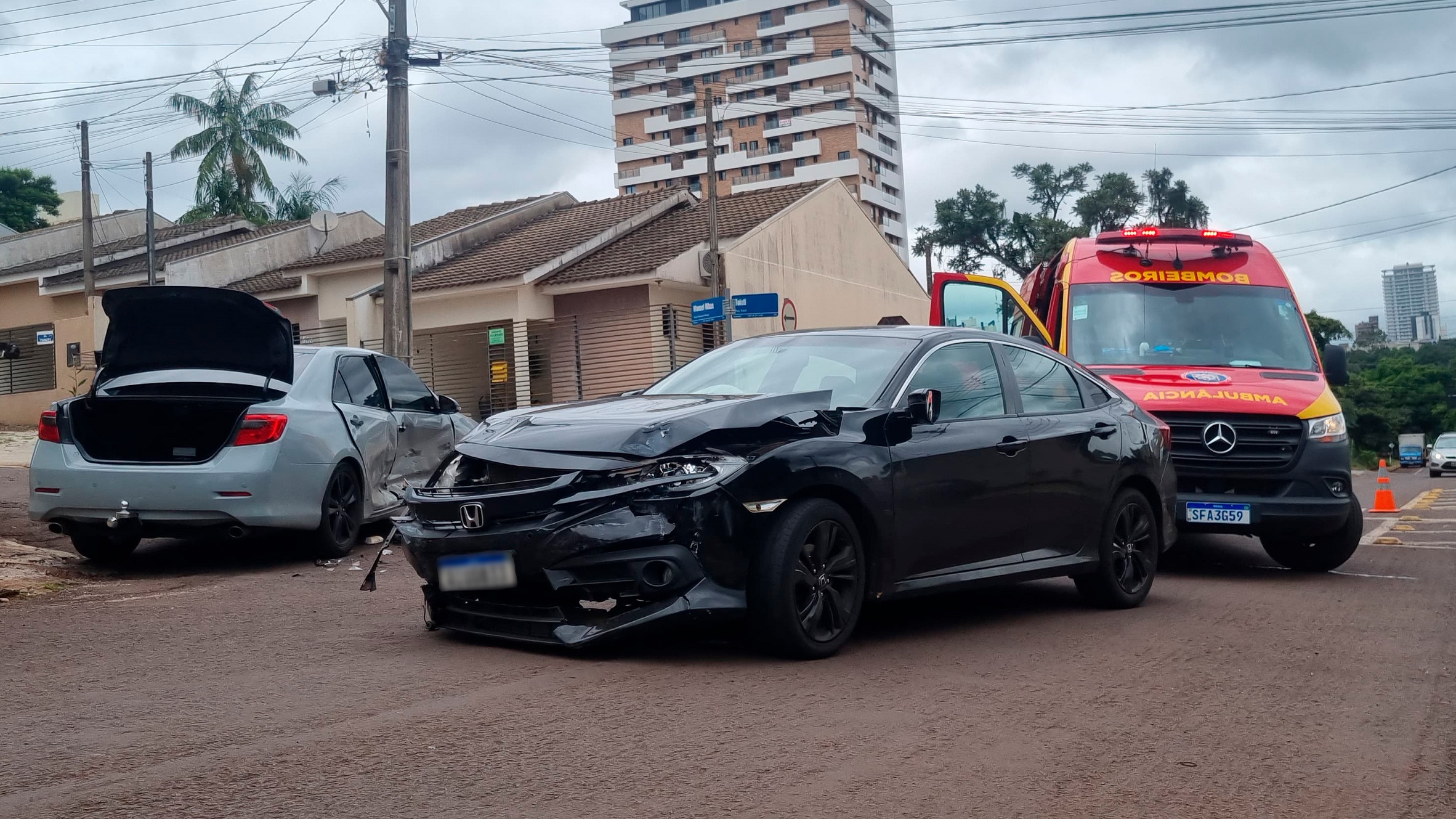 Camry e Civic se envolvem em forte colisão com vítimas no bairro Claudete