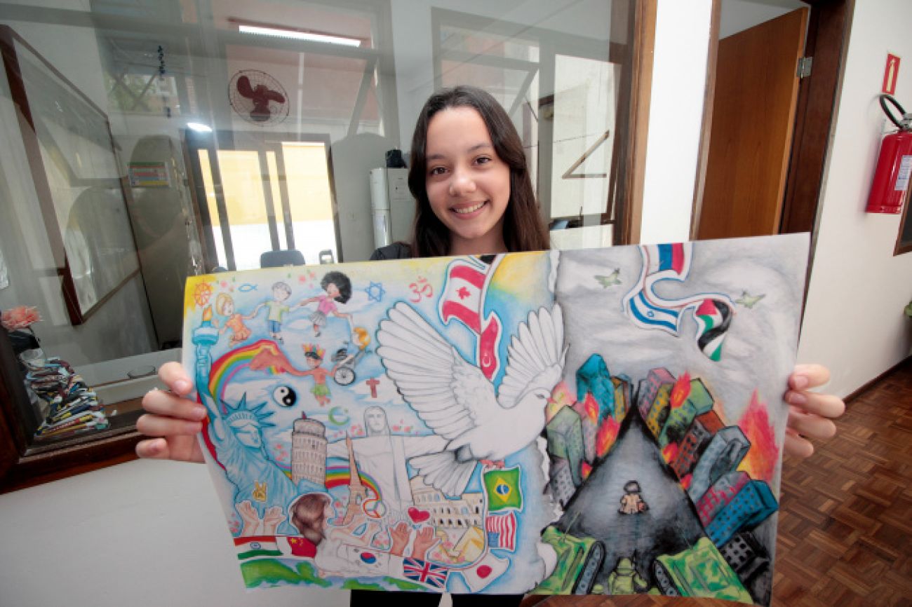 Aluna do Centro Juvenil de Artes Plásticas é vencedora no Paraná em concurso internacional