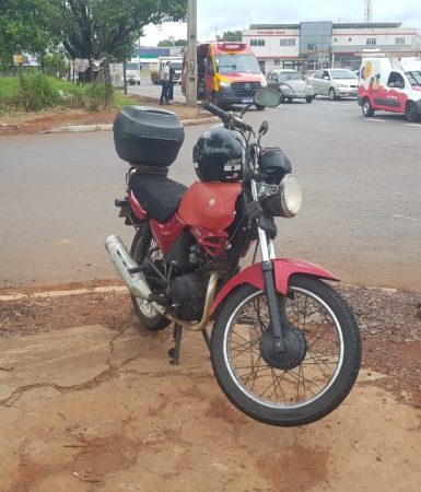 Imagem referente a Motociclista fica ferido ao colidir com Voyage no bairro Universitário