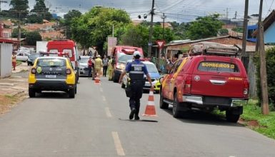 Imagem referente a Colisão entre carro e moto resulta em ferimentos graves em motociclista