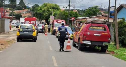 Imagem referente a Colisão entre carro e moto resulta em ferimentos graves em motociclista