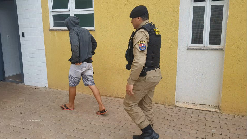 Vizinhos chamam PM após flagrarem jovem agredindo a namorada