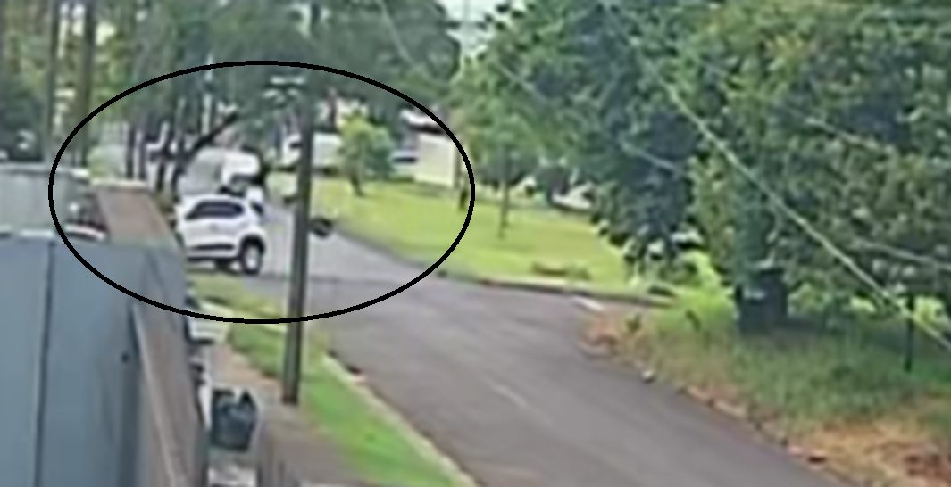Câmera registra momento em que motociclista "voa" em acidente no Alto Alegre