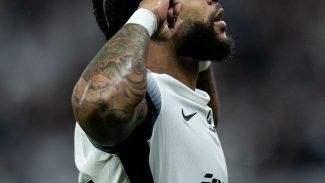 Depay brilha e Corinthians vence para ficar perto da Pré-Libertadores