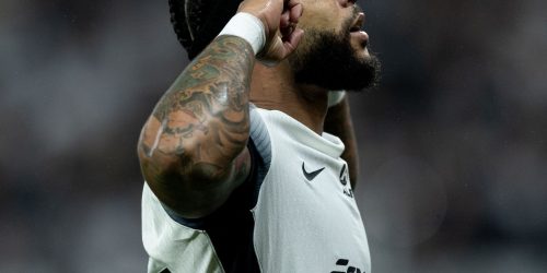 Imagem referente a Depay brilha e Corinthians vence para ficar perto da Pré-Libertadores