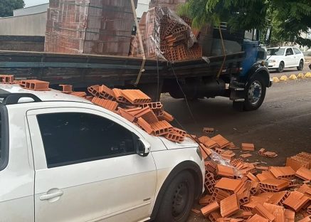 Imagem referente a Tijolada: caminhão carregado com tijolos derruba parte da carga em veículo estacionado