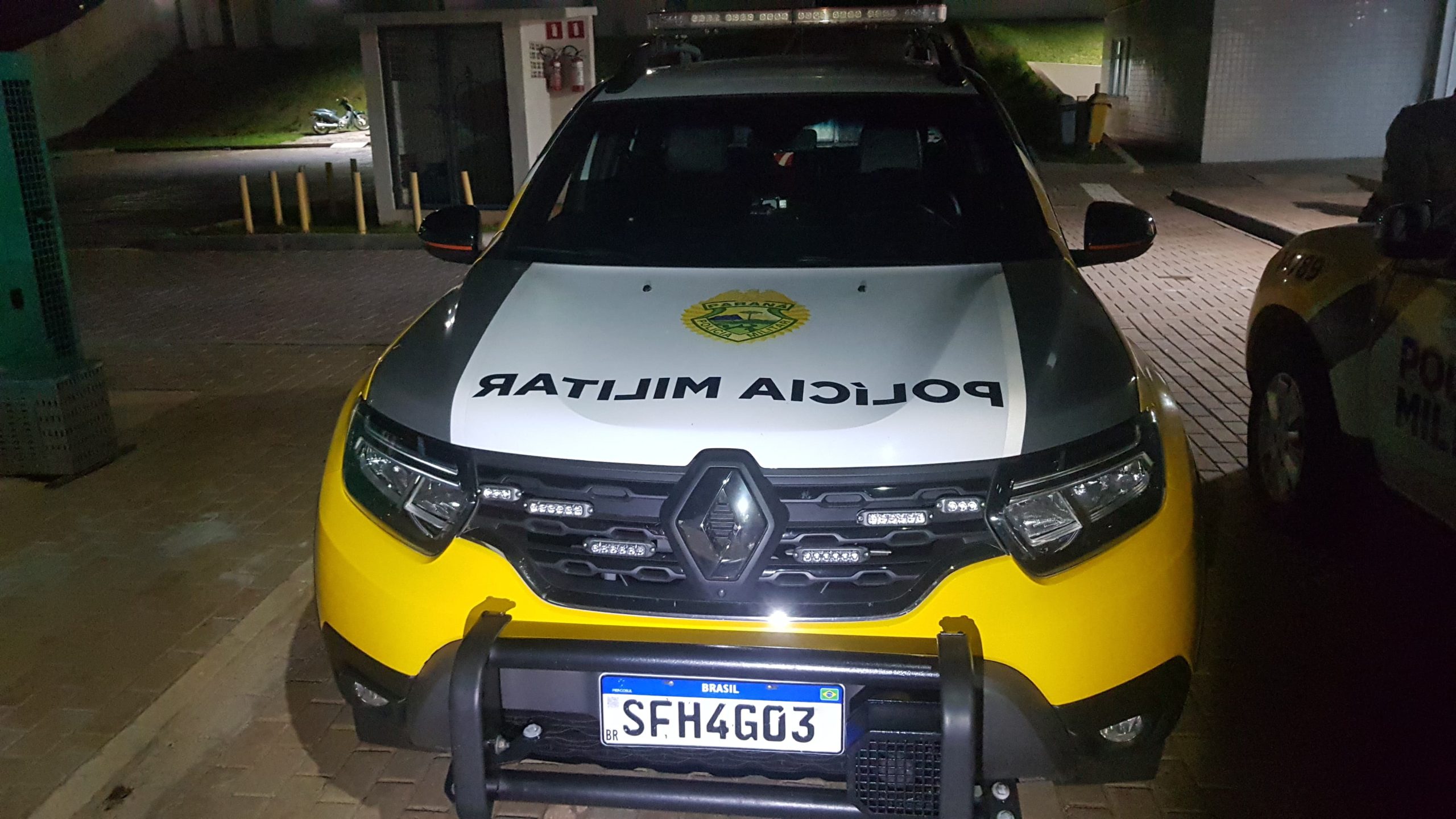 Homem é detido após desacatar e tentar agredir policiais militares no Esmeralda