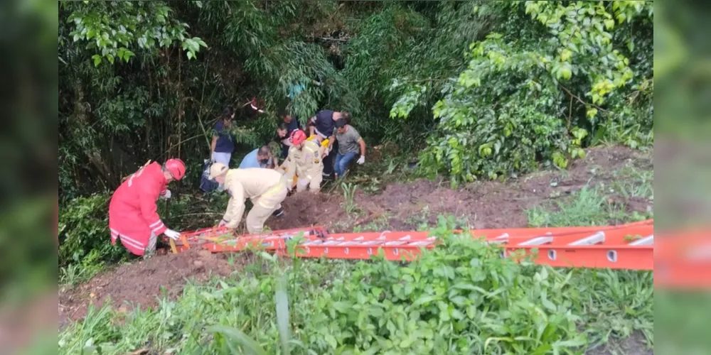 Mulher de 38 anos sobrevive após caminhonete capotar e cair em barranco na BR-476