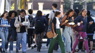 Trabalho de casa e filhos afastam jovens negras do emprego e do estudo