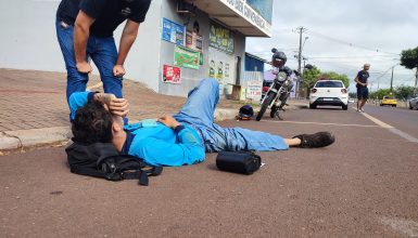 Imagem referente a Motociclista bate na traseira de utilitário e fica ferido no Santo Onofre