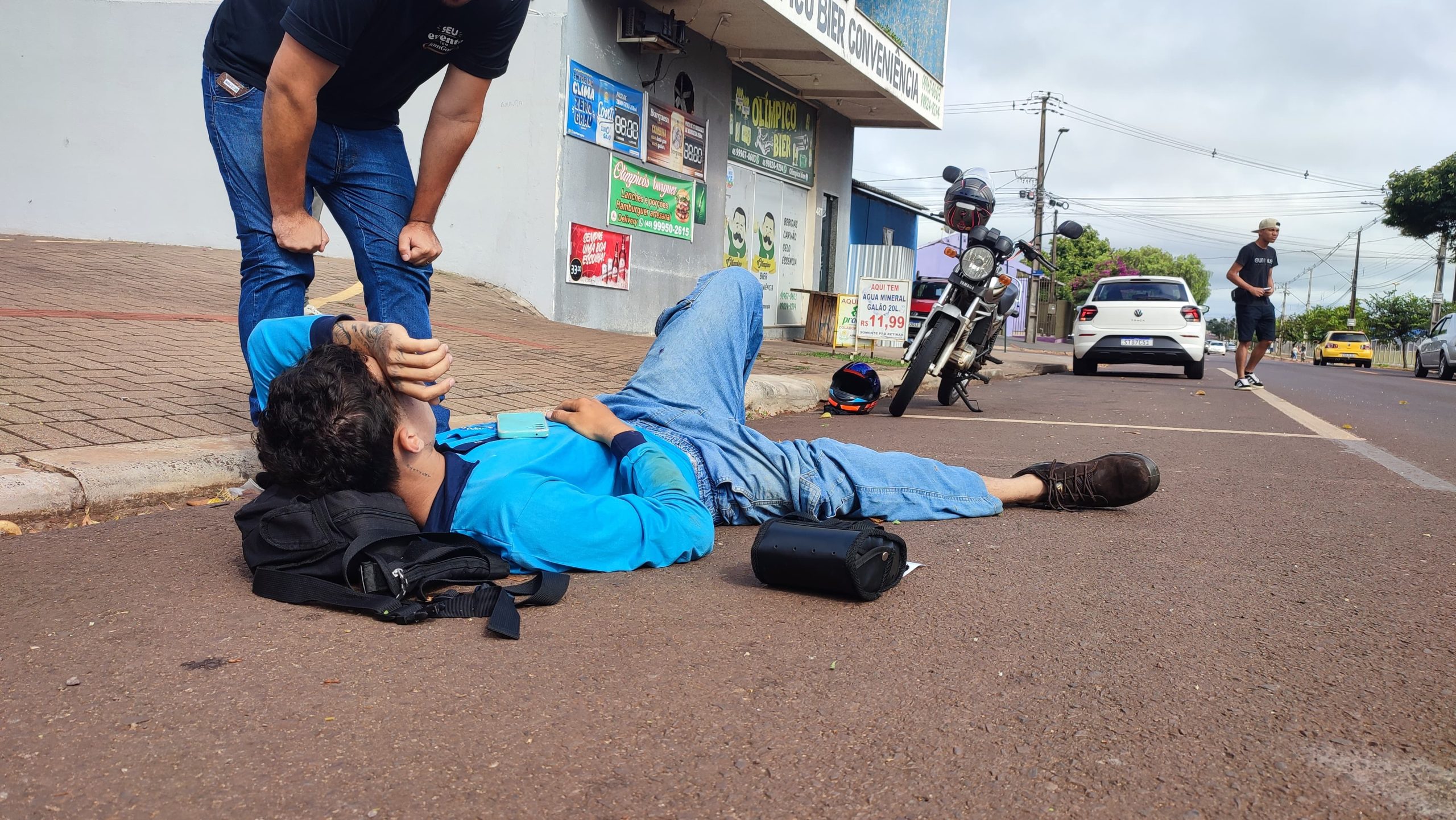 Motociclista bate na traseira de utilitário e fica ferido no Santo Onofre