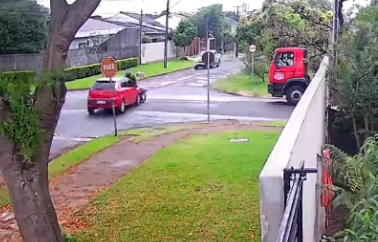 Imagem referente a Vídeo mostra Punto avançando preferencial e batendo contra motociclista na Vila Tolentino