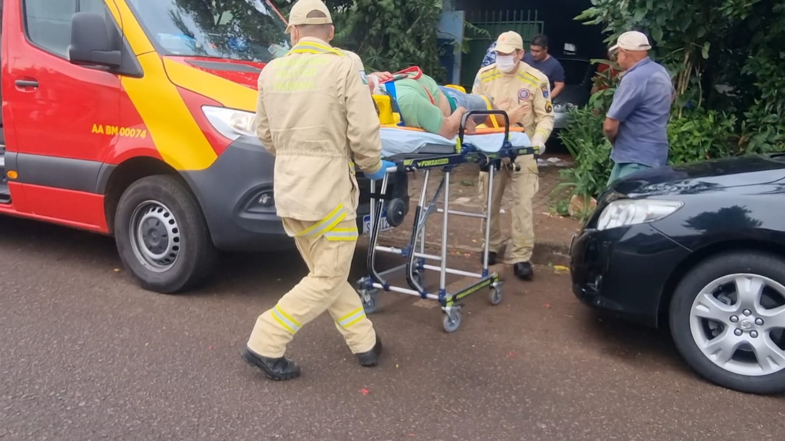 Homem bate a cabeça contra portão e é socorrido pelo Siate no Morumbi