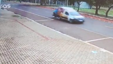 Imagem referente a Vídeo mostra motociclista atingindo traseira de utilitário na Avenida Tito Muffato