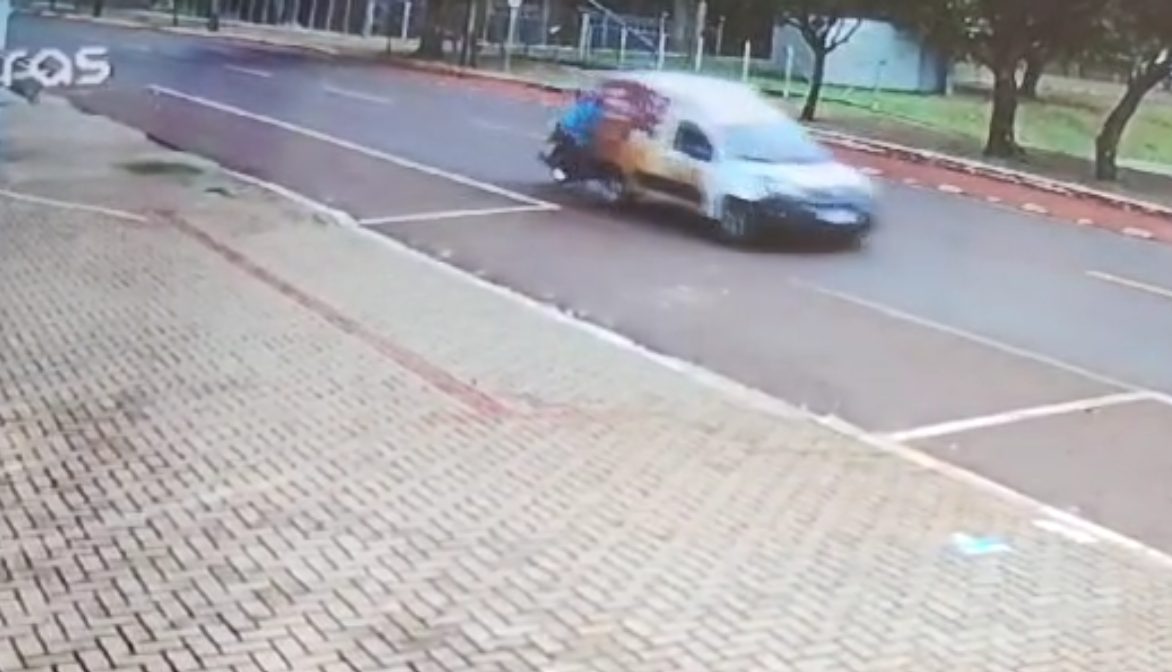 Vídeo mostra motociclista atingindo traseira de utilitário na Avenida Tito Muffato
