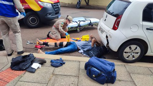 Imagem referente a Motociclista quebra a perna após colisão com caminhão na Rua Marechal Cândido Rondon