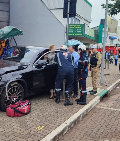 Imagem referente a Mercedes bate contra Celta estacionado, invade calçada e destrói barraca em frente à Caixa