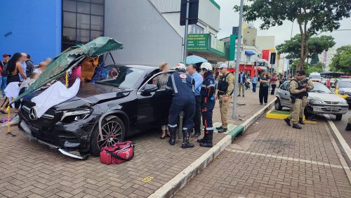 Imagem referente a Mercedes bate contra Celta estacionado, invade calçada e destrói barraca em frente à Caixa