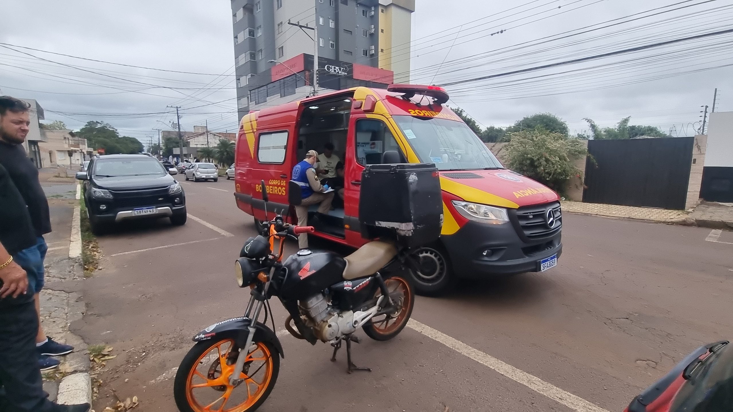 Colisão traseira deixa motociclista ferido na Rua General Osório