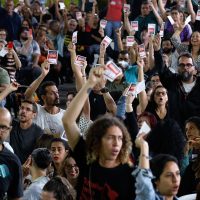 Imagem referente a Novo estatuto de servidores avança, e professores do Rio mantêm greve