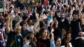 Novo estatuto de servidores avança, e professores do Rio mantêm greve