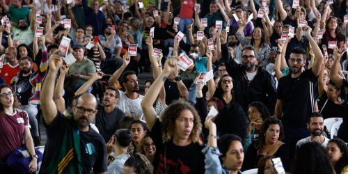 Imagem referente a Novo estatuto de servidores avança, e professores do Rio mantêm greve