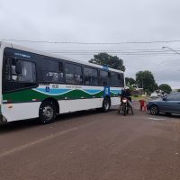 Imagem referente a Ônibus e carro se envolvem em colisão no Bairro Cataratas