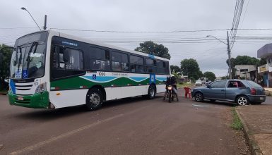 Imagem referente a Ônibus e carro se envolvem em colisão no Bairro Cataratas