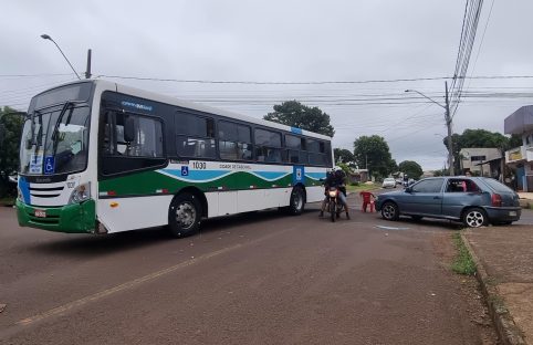 Imagem referente a Ônibus e carro se envolvem em colisão no Bairro Cataratas