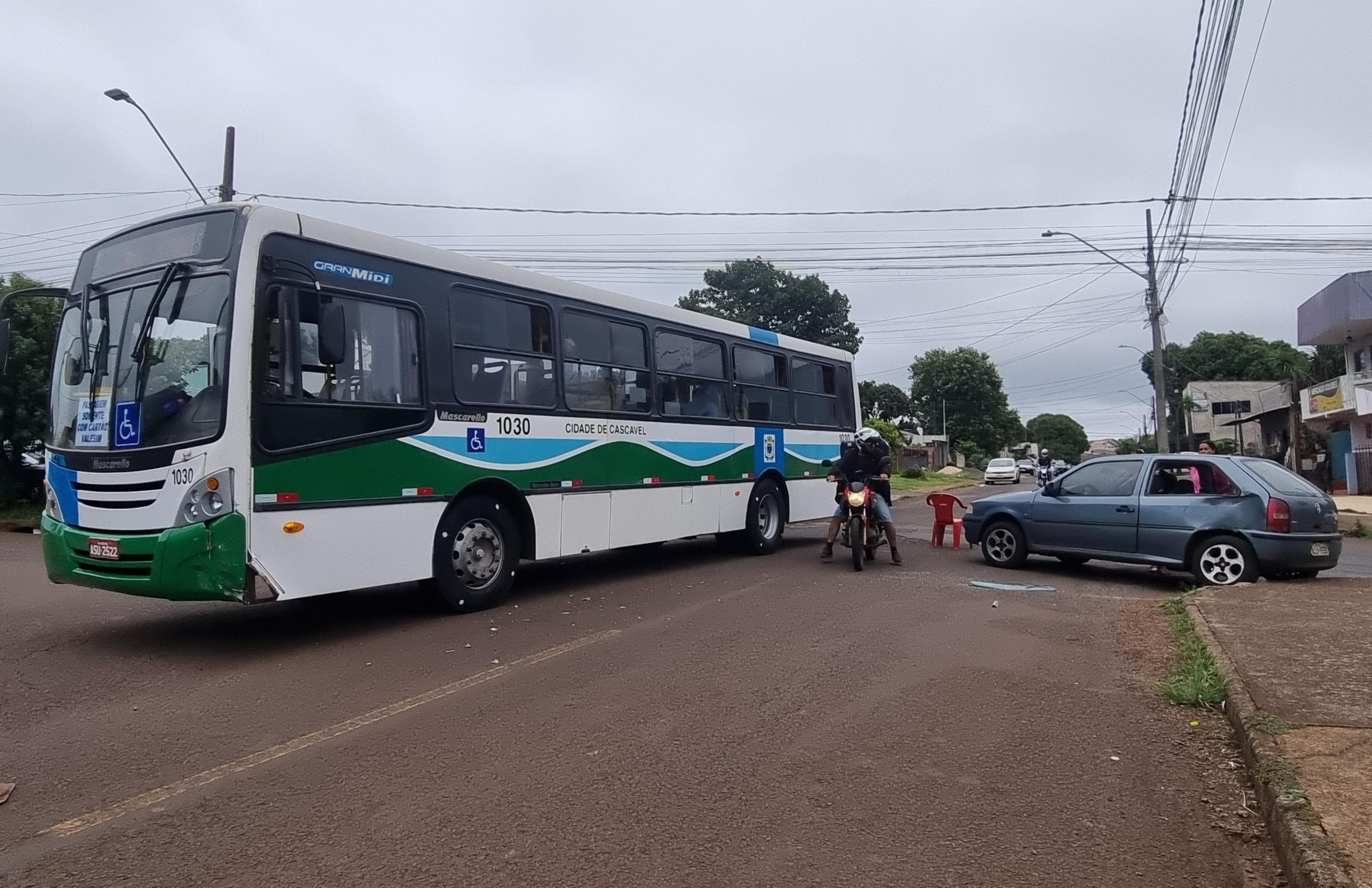 Ônibus e carro se envolvem em colisão no Bairro Cataratas