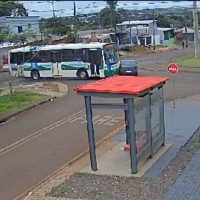 Imagem referente a Câmera mostra Gol atravessando preferencial e sendo atingido por ônibus no Bairro Cataratas