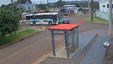 Imagem referente a Câmera mostra Gol atravessando preferencial e sendo atingido por ônibus no Bairro Cataratas