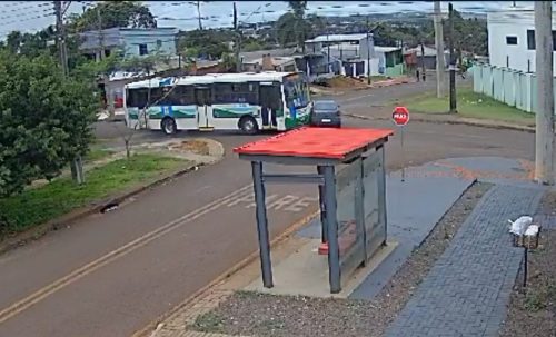 Imagem referente a Câmera mostra Gol atravessando preferencial e sendo atingido por ônibus no Bairro Cataratas