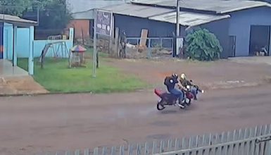 Imagem referente a Câmera mostra motociclistas batendo na rua Pio XII