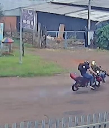 Imagem referente a Câmera mostra motociclistas batendo na rua Pio XII