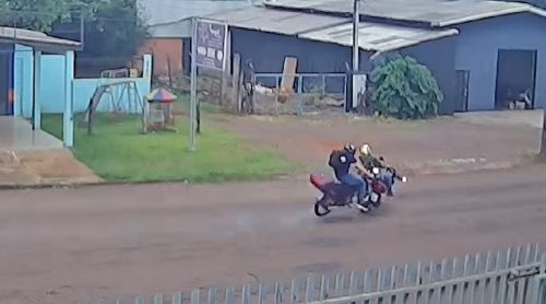 Imagem referente a Câmera mostra motociclistas batendo na rua Pio XII