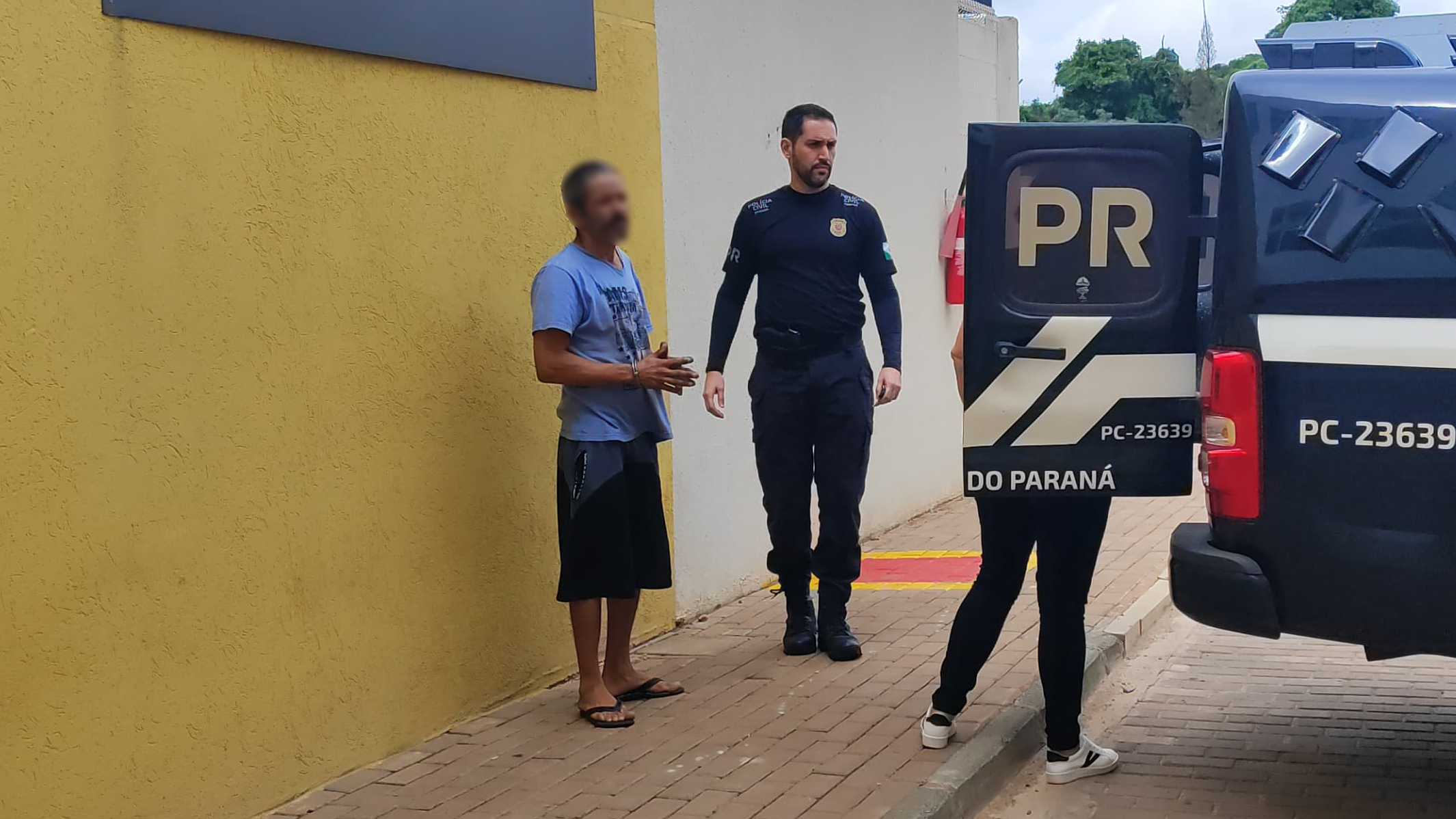 Homem é detido como usuário de drogas, porém delegado descobre mandado de prisão em aberto