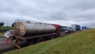 Imagem referente a Caminhão quebra eixo cardan na BR-277 em Cascavel e motorista evita acidentes ao jogar veículo para a valeta